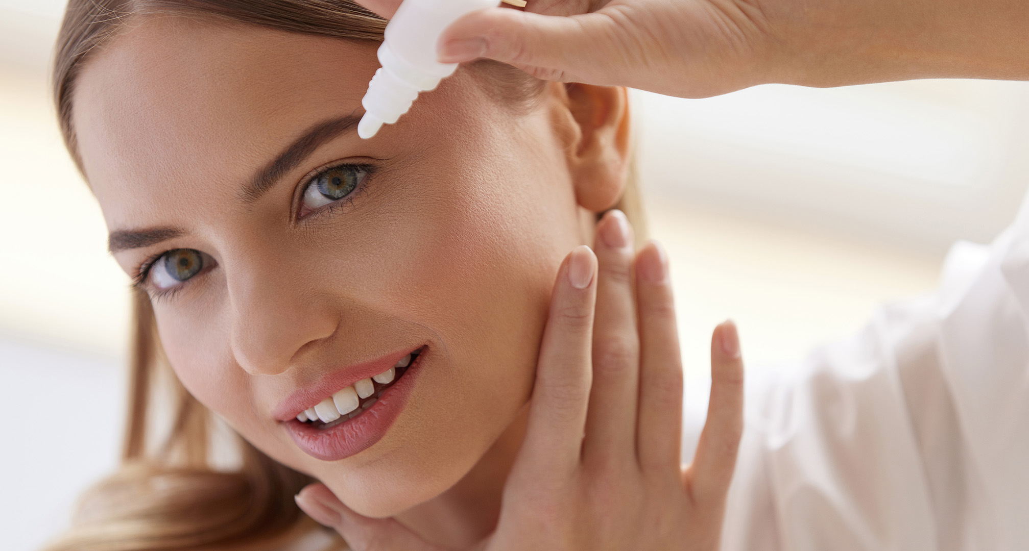 человек закапывает глазные капли