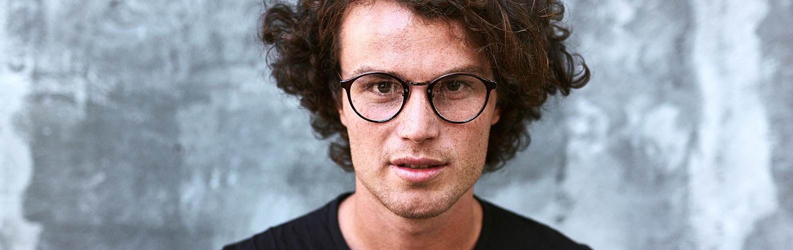 человек в поцарапанных очках