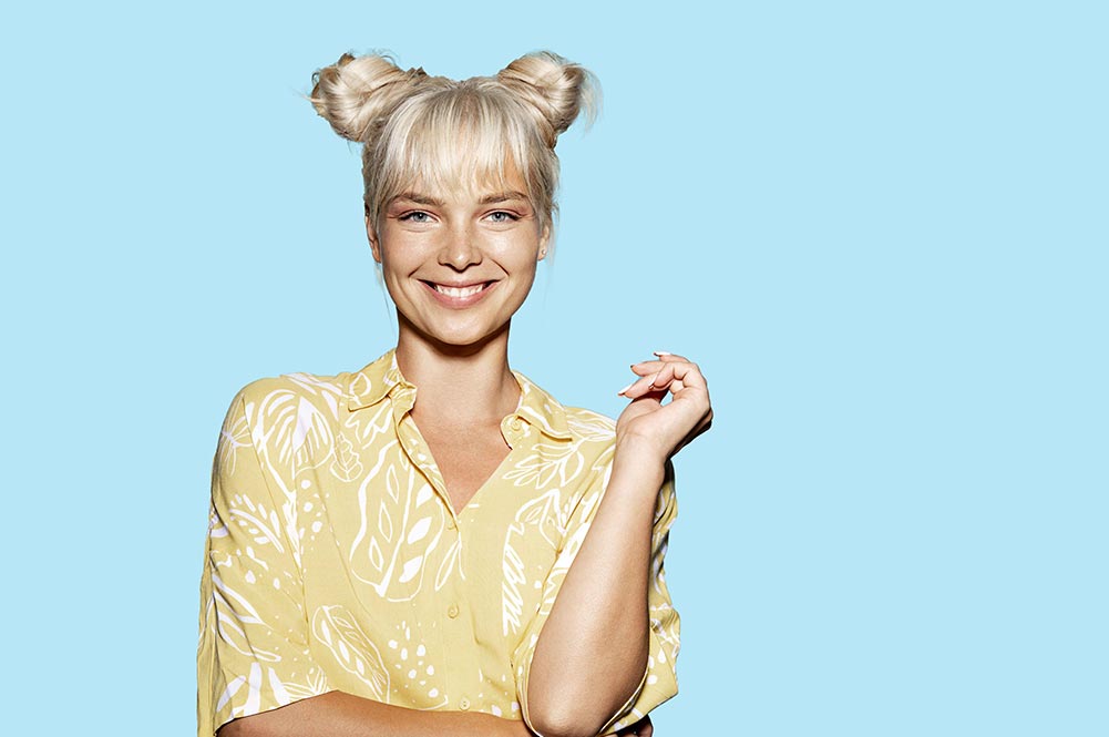 Vēsi blondi mati un saulesbrilles