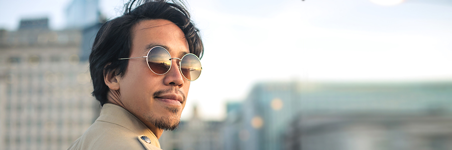 фото человека в солнцезащитных очках в фокусе