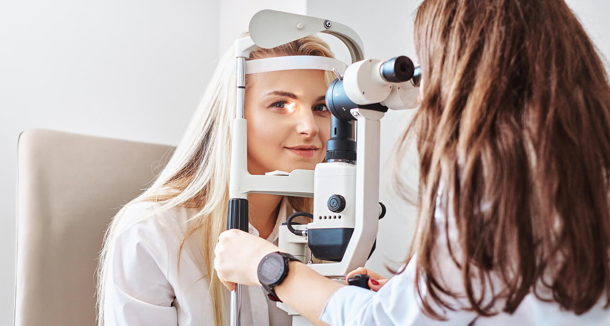 Optometrists pārbauda sievietes acis