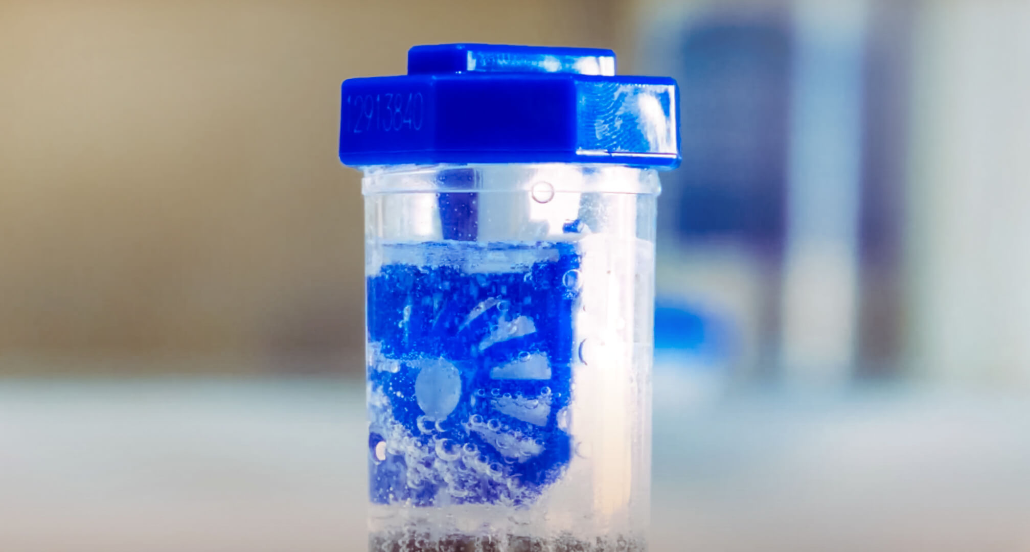 пузырящийся раствор перекиси в контейнере