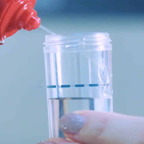 Заполнение контейнера перекисным раствором до линии заполнения