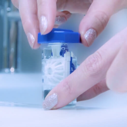 Вставка линз в контейнер с перекисным раствором