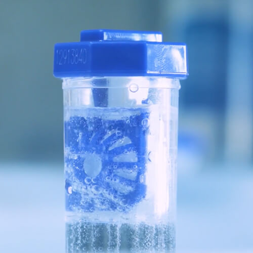 Линзы замачиваются в пузырящемся перекисном растворе