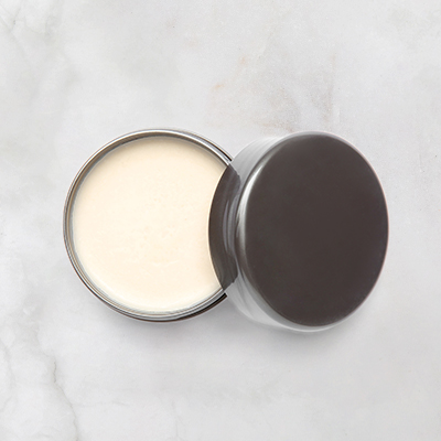 банка белого воска на нейтральном фоне